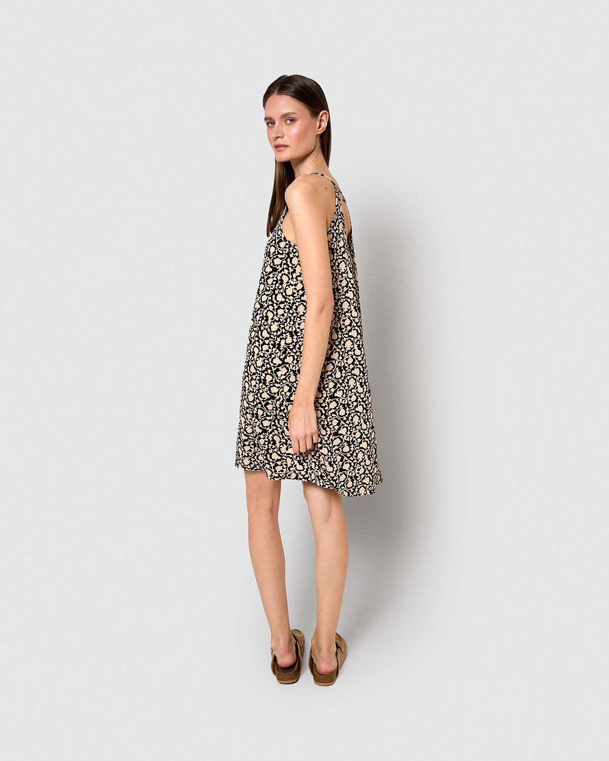 Vestido corto tirantes crepe telma negro