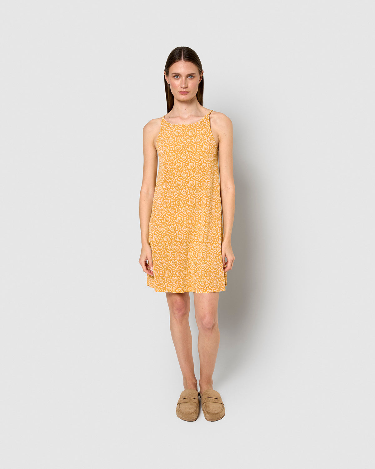 Vestido corto tirantes crepe diya ocre