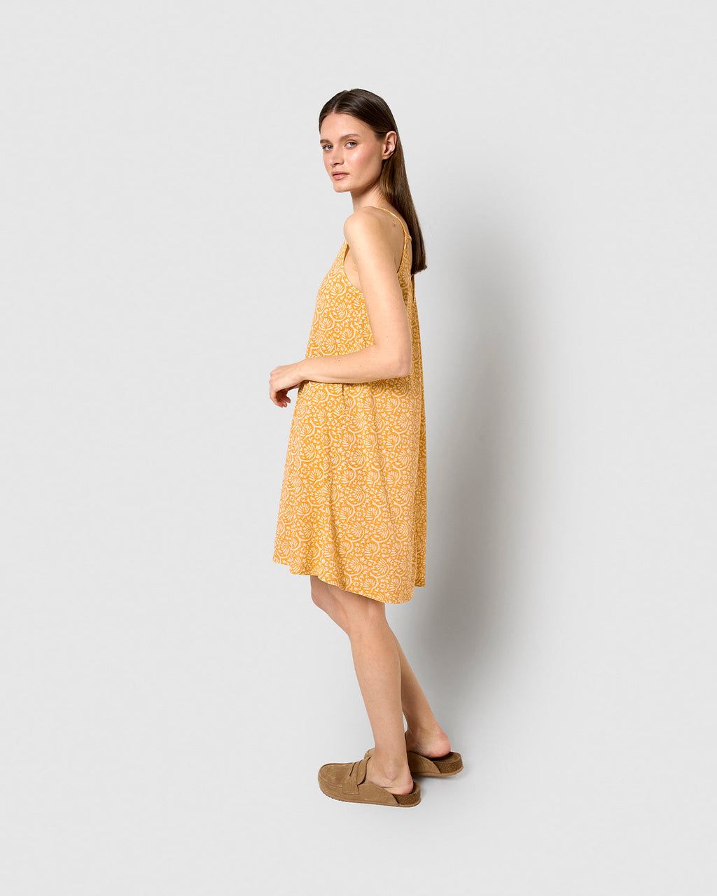 Vestido corto tirantes crepe diya ocre