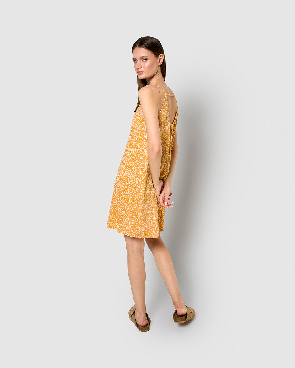 Vestido corto tirantes crepe diya ocre