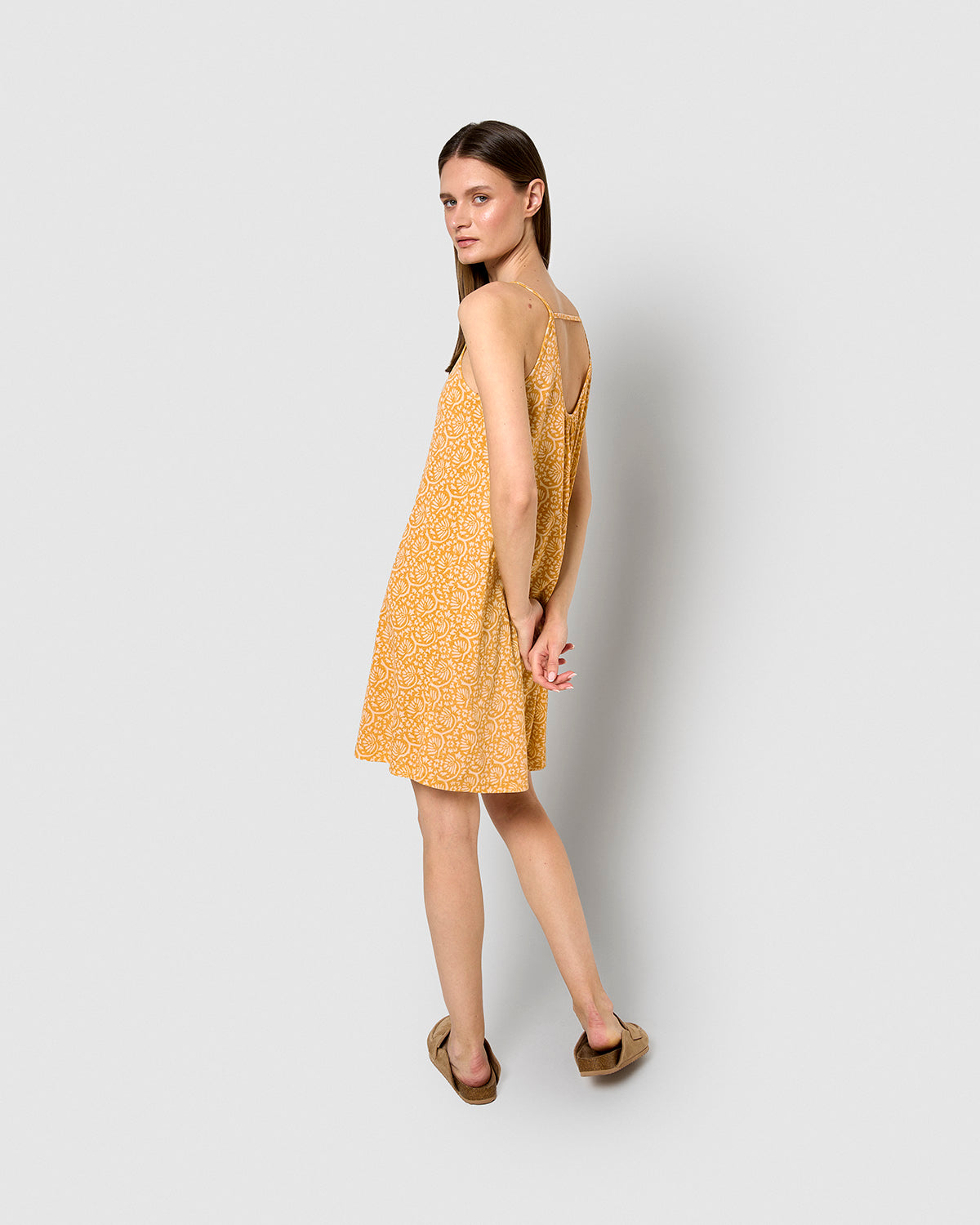 Vestido corto tirantes crepe diya ocre