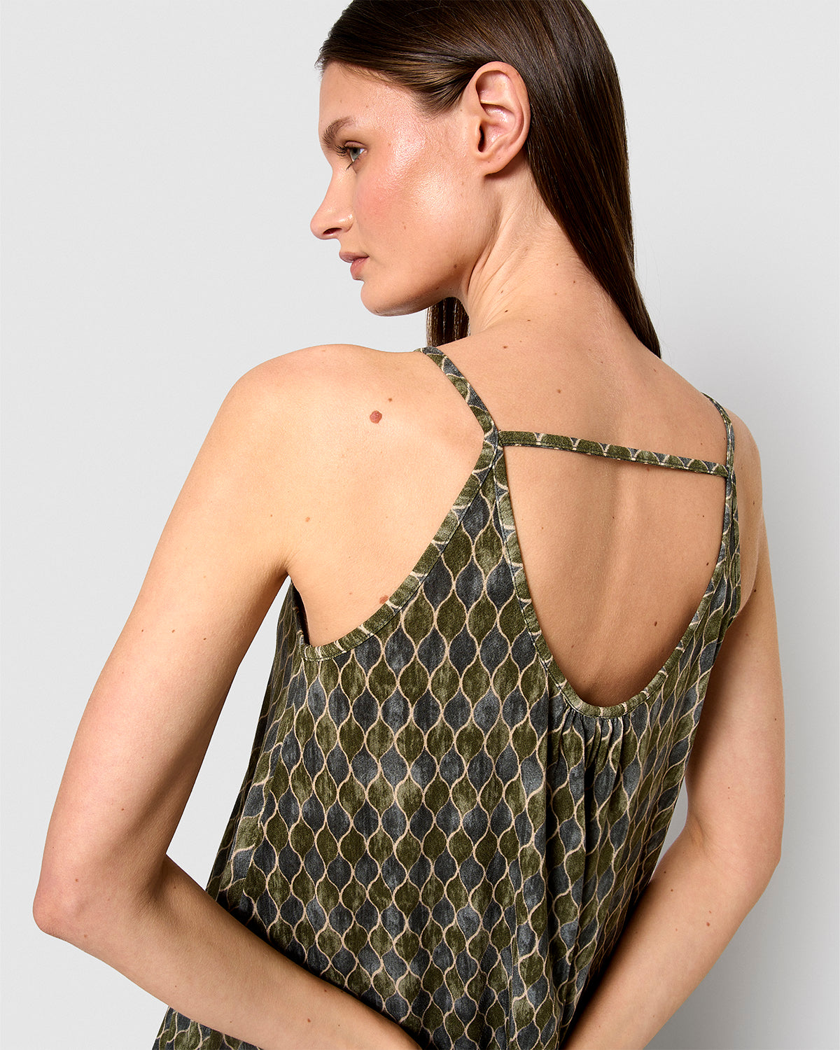 Vestido corto tirantes crepe carlota verde