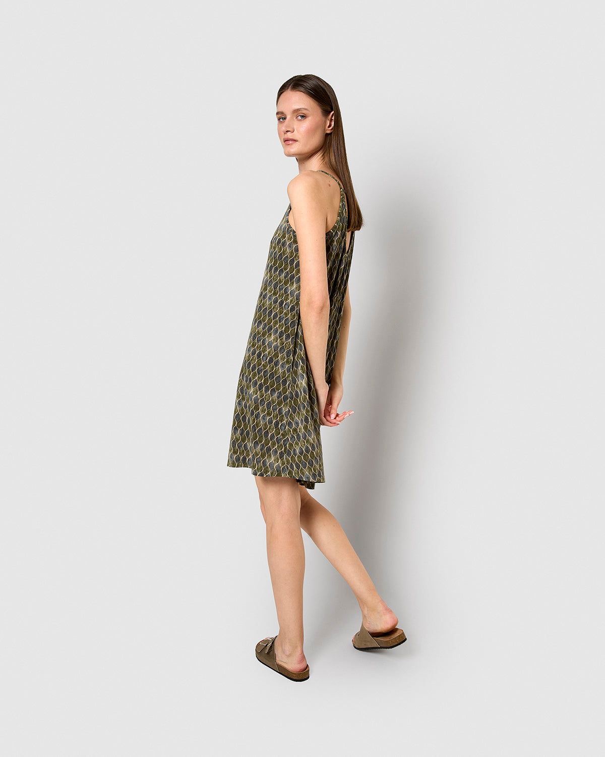Vestido corto tirantes crepe carlota verde